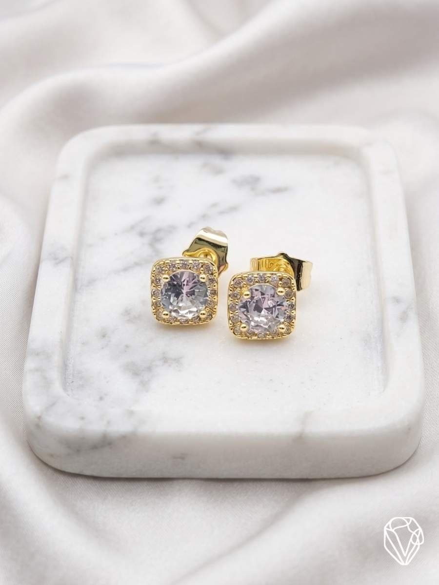Aretes Cuadrados con Circonia Blanca — Oro Laminado Americano | Varelis Joyería