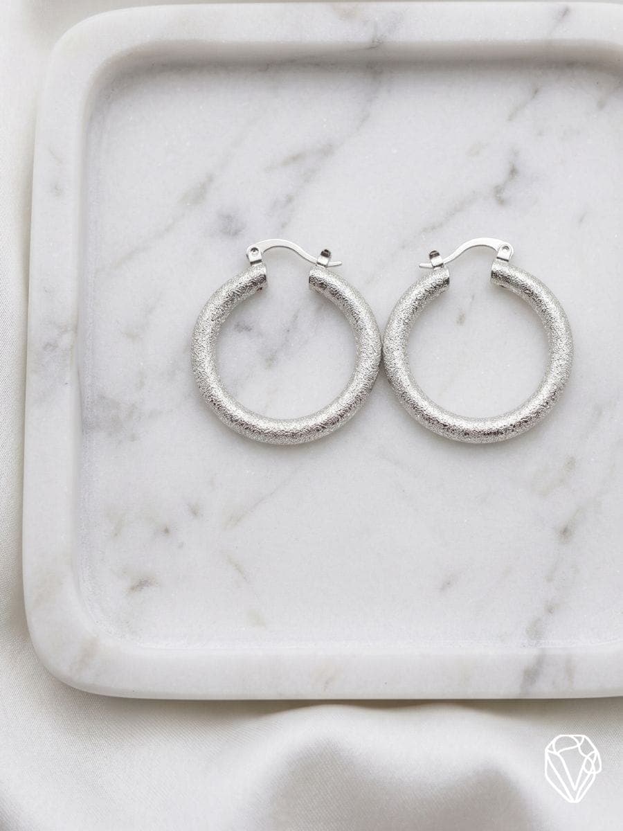 Aretes de Argolla Escarchada Mediana — Oro Laminado Americano | Varelis Joyería
