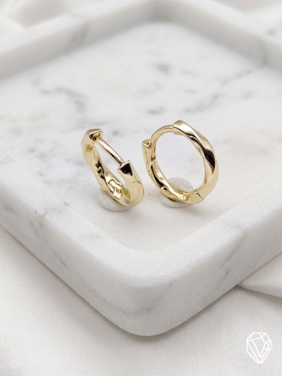 Aretes Argolla Torcida — Oro Laminado Americano | Varelis Joyería