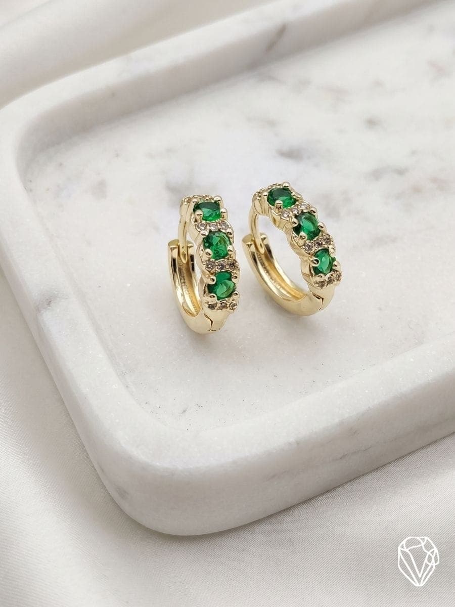 Aretes Argolla Esmeralda — Oro Laminado Americano | Varelis Joyería