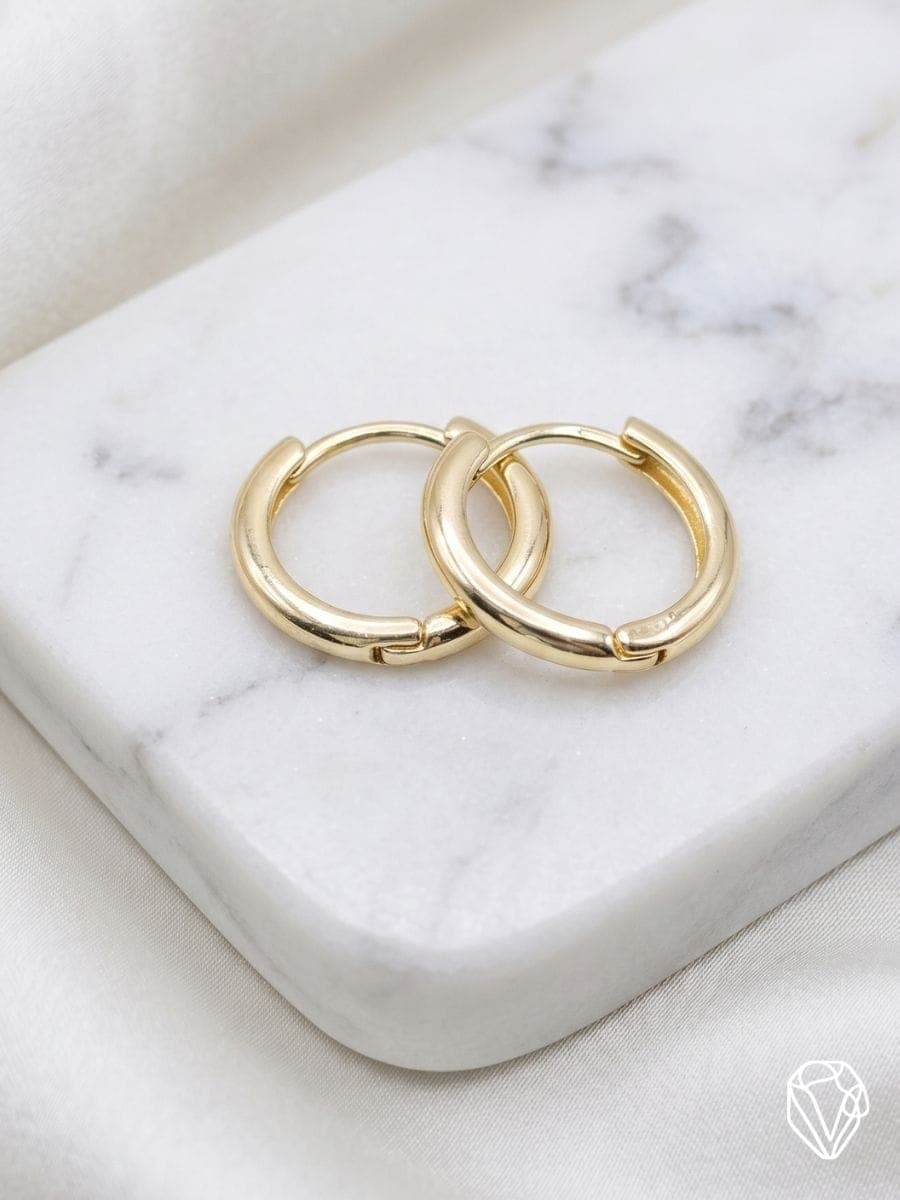 Aretes Argolla Lisa Delgada — Oro Laminado Americano | Varelis Joyería