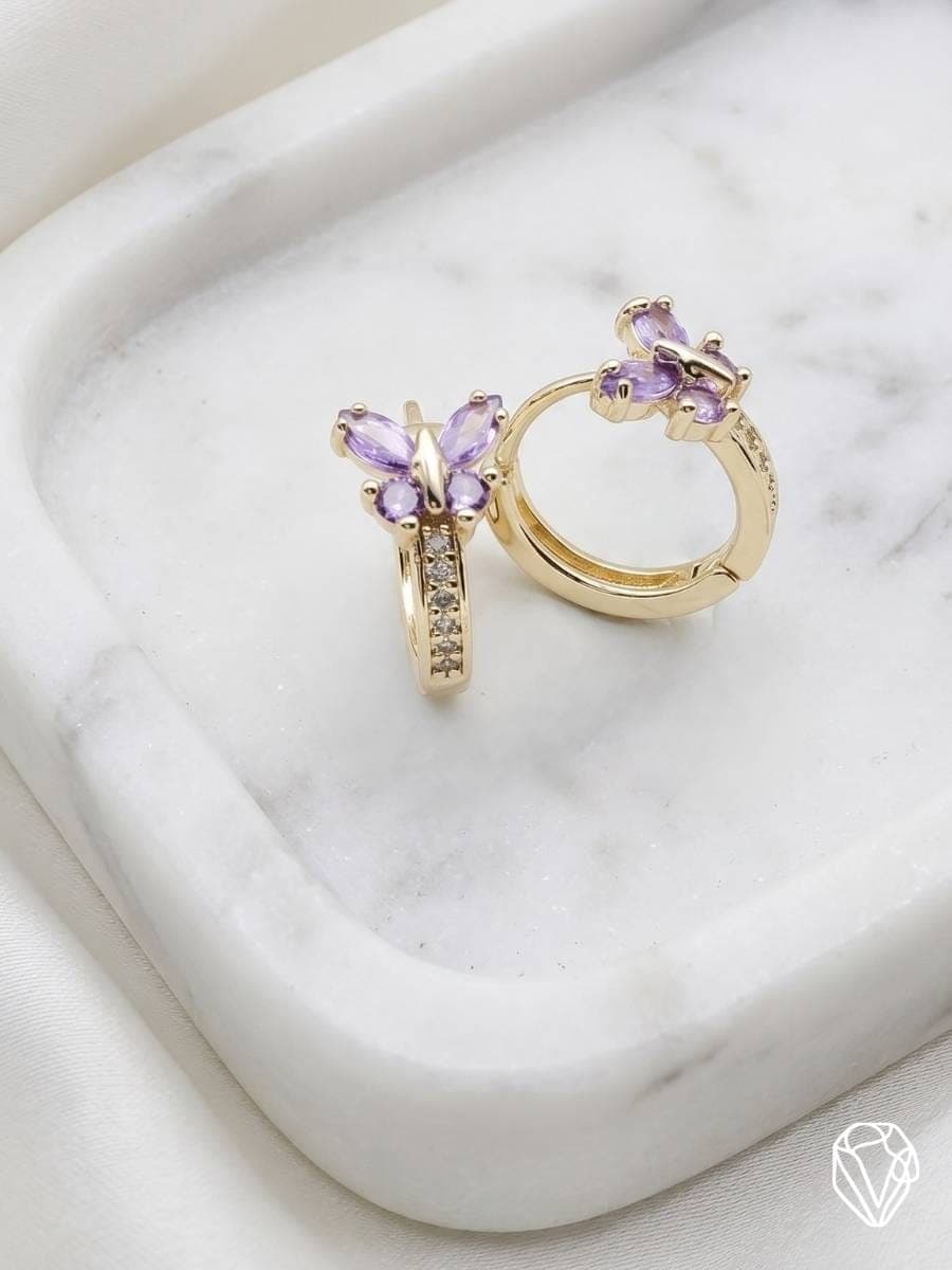 Aretes Mariposa Lila — Oro Laminado Americano | Varelis Joyería