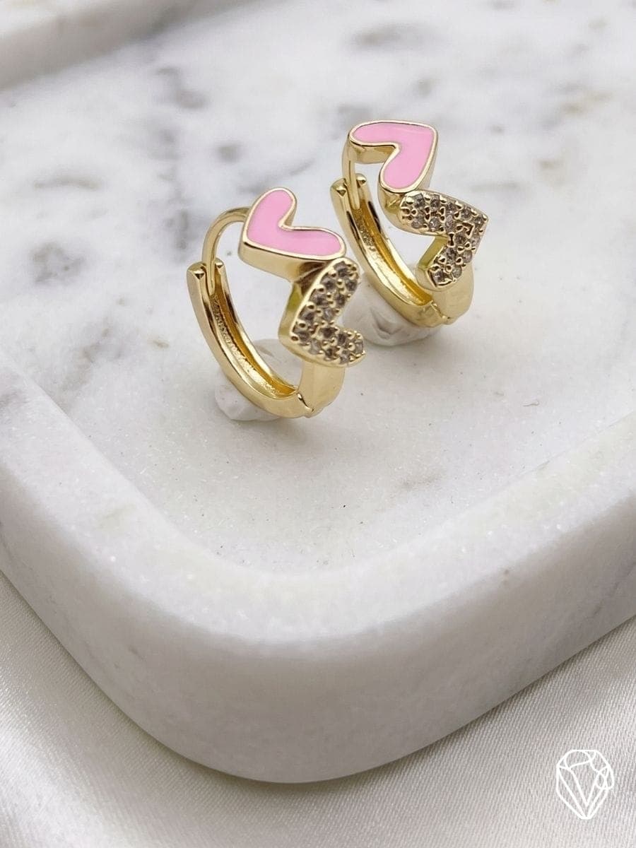 Aretes Corazon Rosa — Oro Laminado Americano | Varelis Joyería