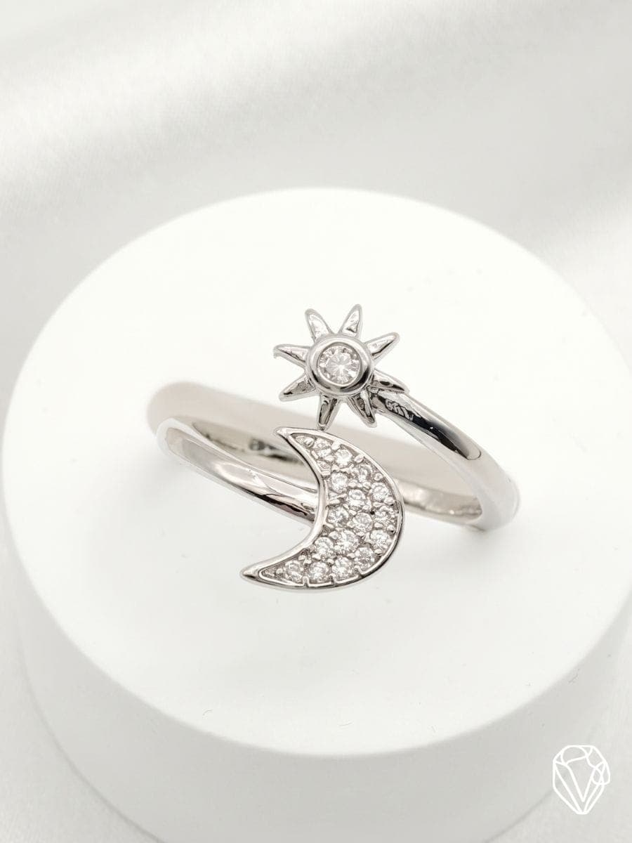 Anillo Ajustable Luna — Oro Laminado Americano | Varelis Joyería