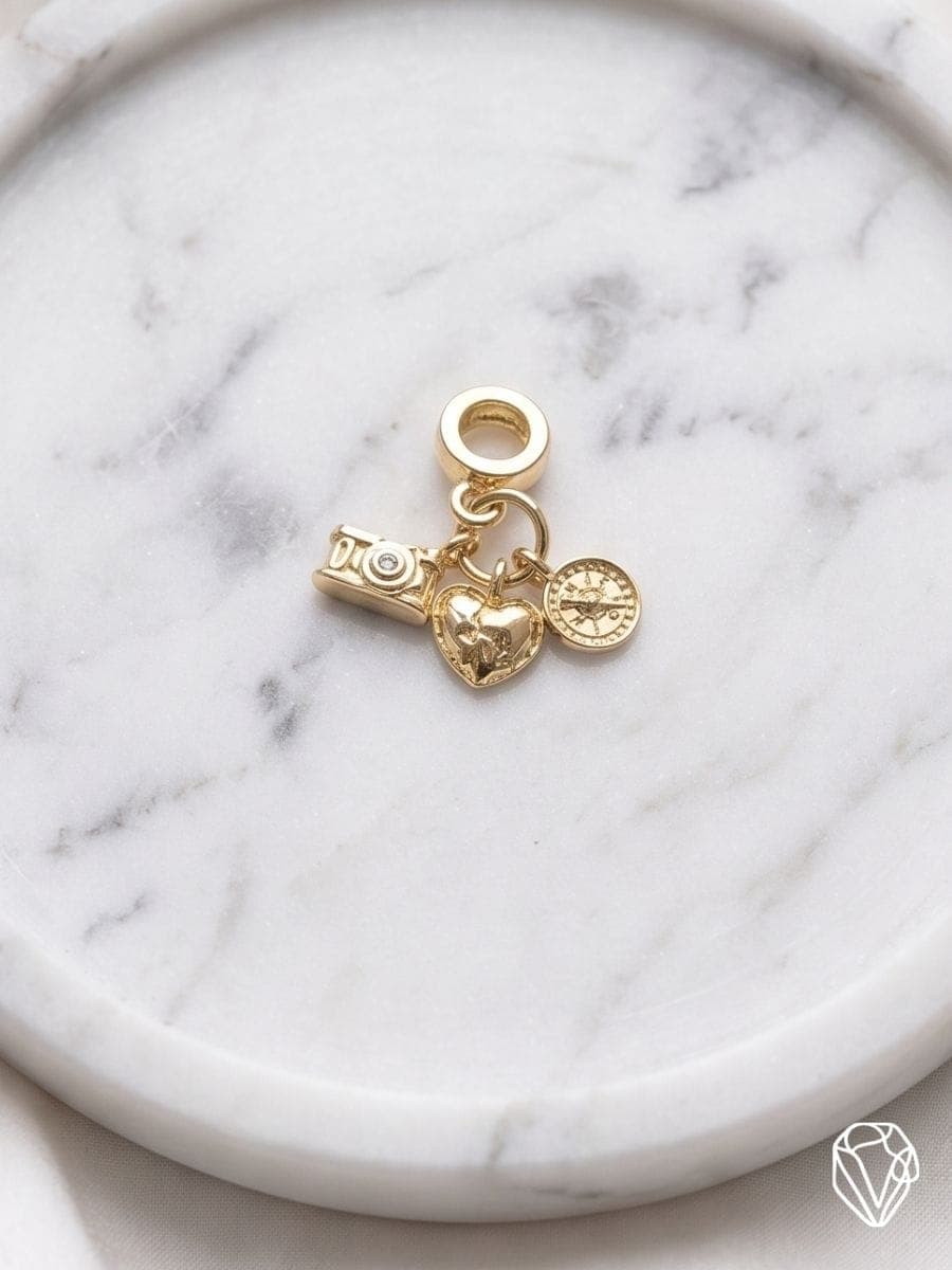 Dije Charm "Aventuras por el Mundo" — Oro Laminado Americano | Varelis