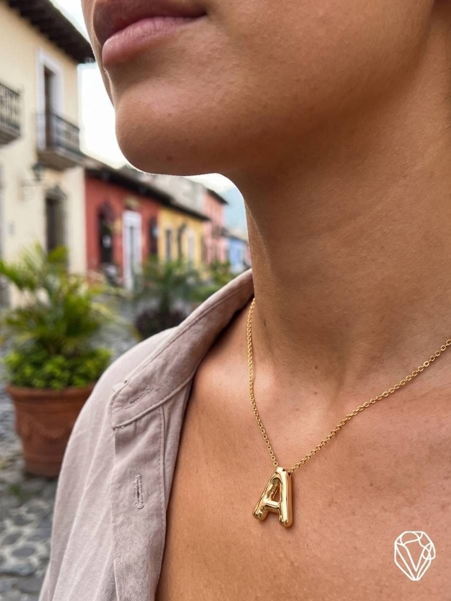 Dije Letras A-Z Doradas — Oro Laminado Americano | Varelis Joyería