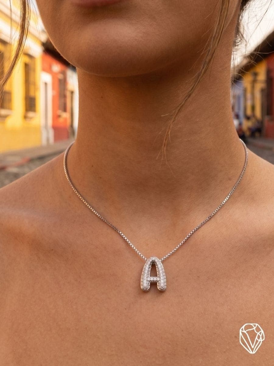 Dije Letras A-Z Plateadas — Oro Laminado Americano | Varelis Joyería