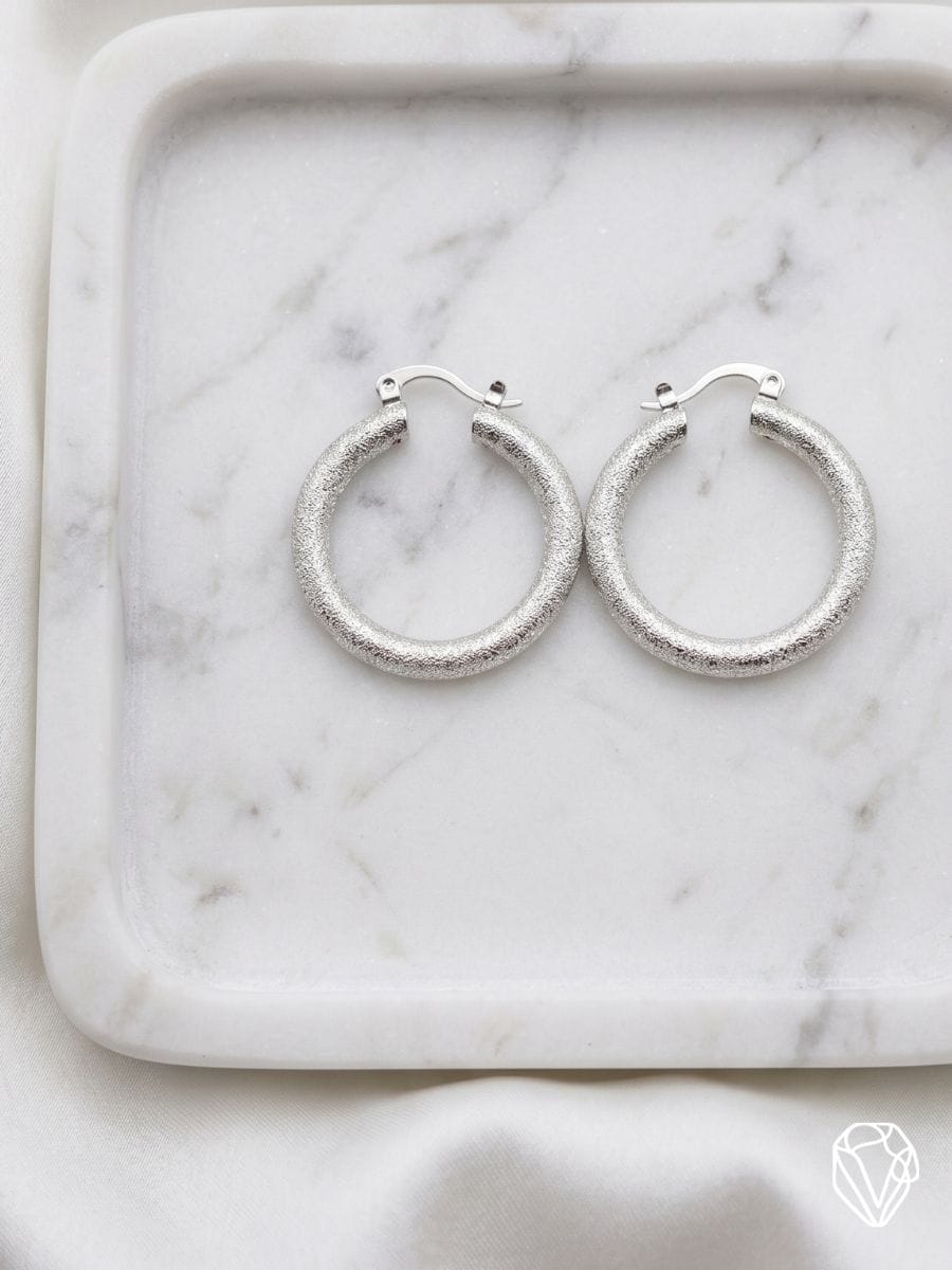 Aretes de Argolla Escarchada Mediana — Oro Laminado Americano | Varelis