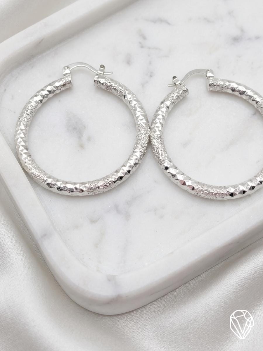 Aretes de Argolla Diamantada — Oro Laminado Americano | Varelis Joyería