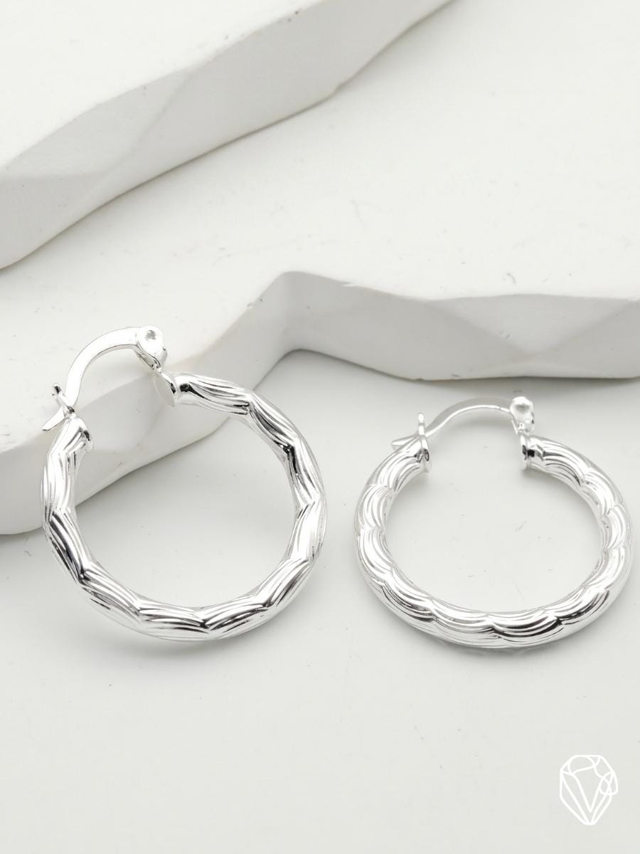Aretes Argolla Bambú — Oro Laminado Americano | Varelis Joyería