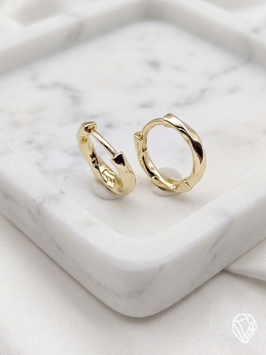 Aretes Argolla Torcida — Oro Laminado Americano | Varelis Joyería