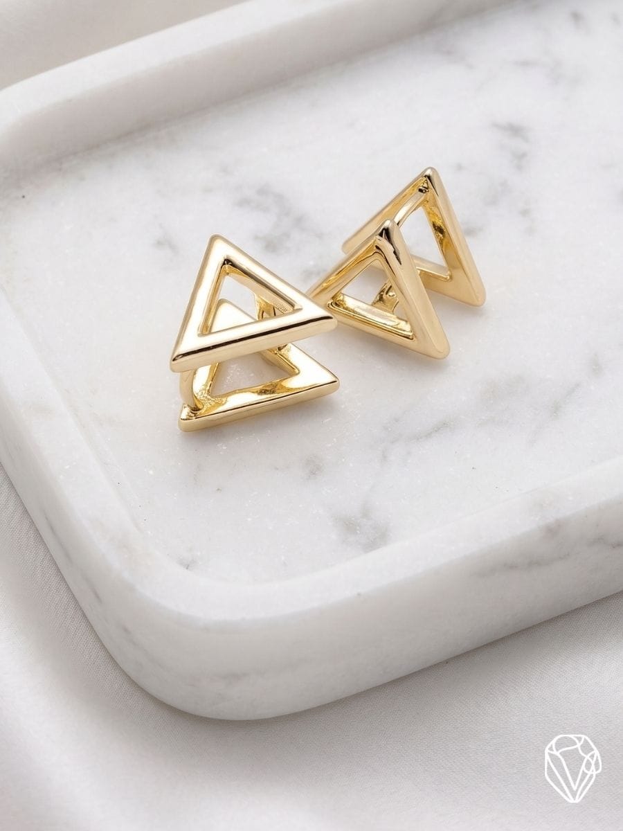 Aretes Triángulo — Oro Laminado Americano | Varelis Joyería