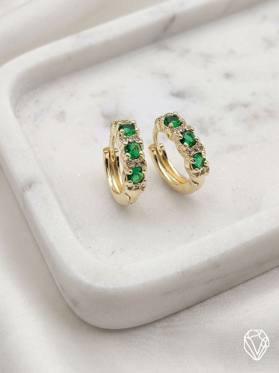 Aretes Argolla Esmeralda — Oro Laminado Americano | Varelis Joyería