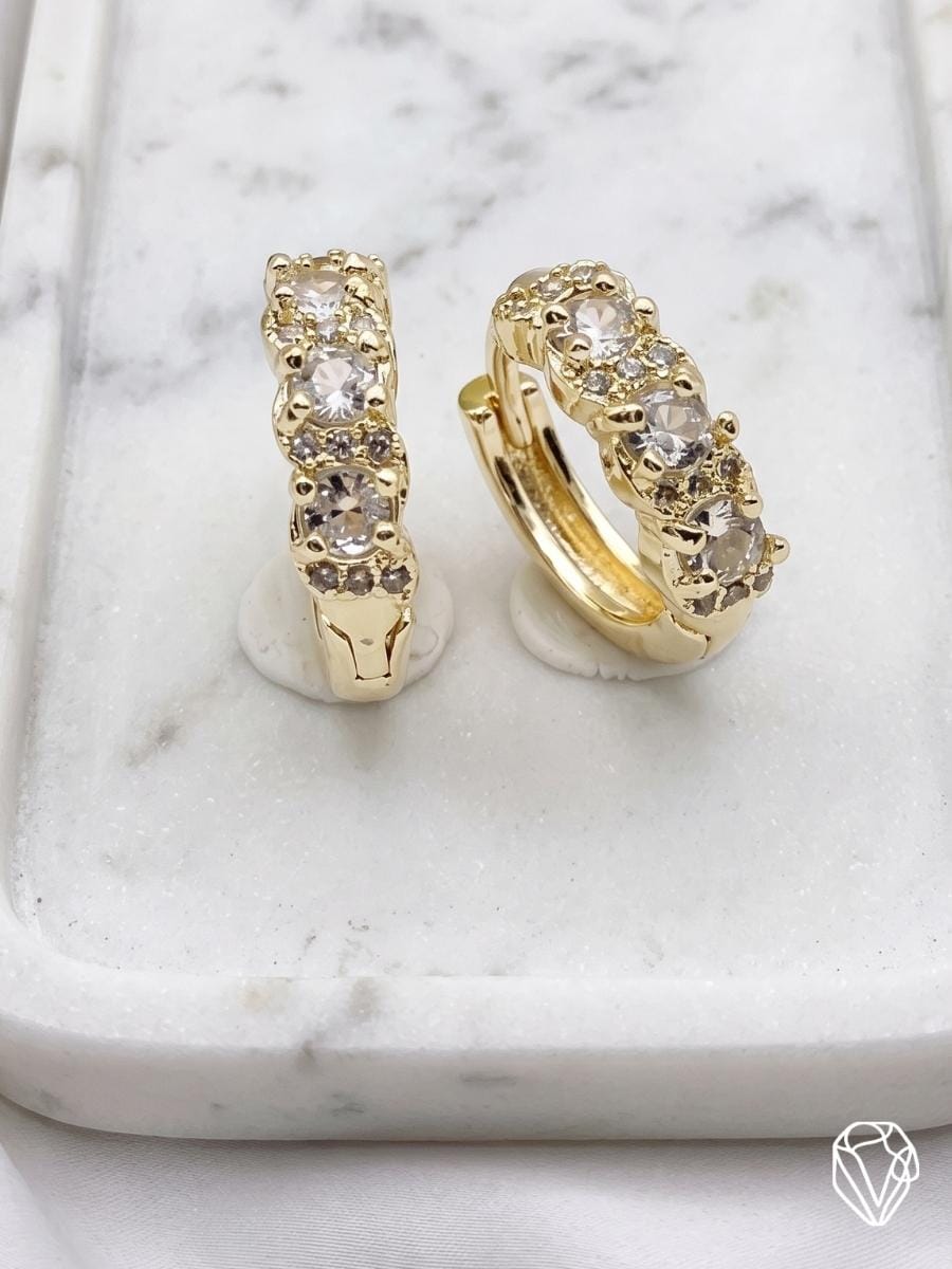 Aretes Argolla Brillo Circonia — Oro Laminado Americano | Varelis Joyería