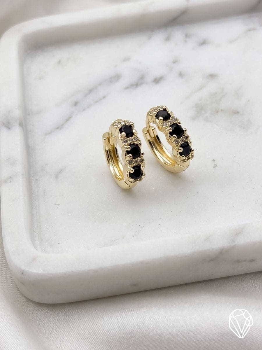 Aretes Argolla Azabache — Oro Laminado Americano | Varelis Joyería