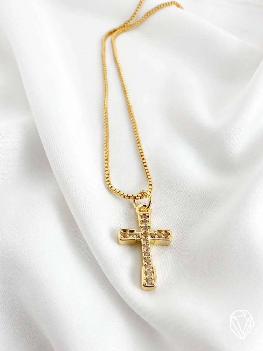 Dije Cruz Circonias — Oro Laminado Americano | Varelis