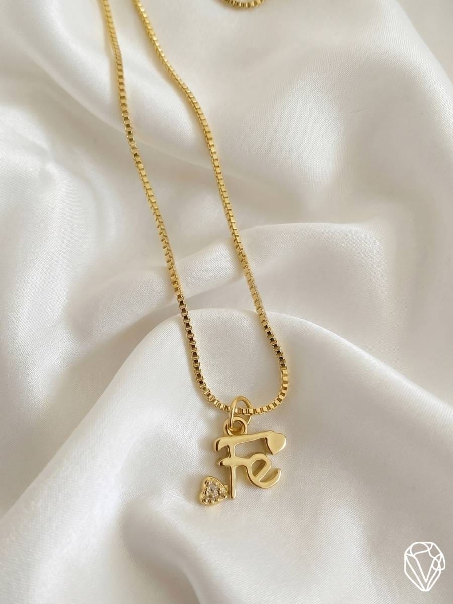 Dije Love Fe — Oro Laminado Americano | Varelis Joyería