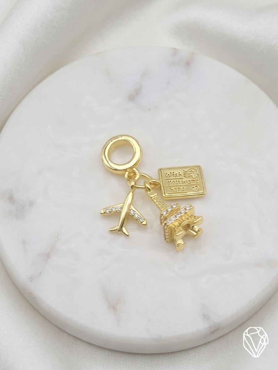 Dije Charm de Viaje — Oro Laminado Americano | Varelis Joyería