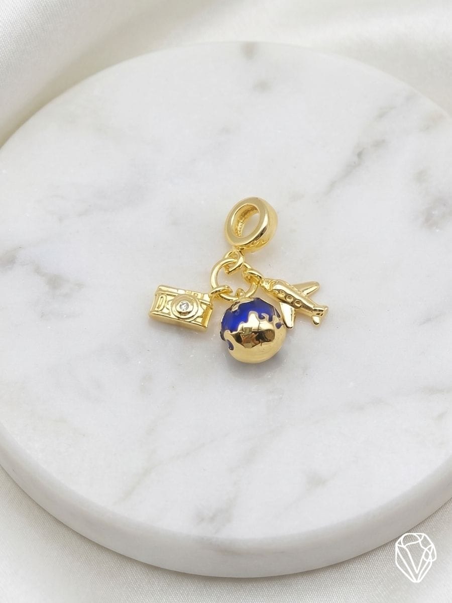 Dije Charm Mundo — Oro Laminado Americano | Varelis Joyería