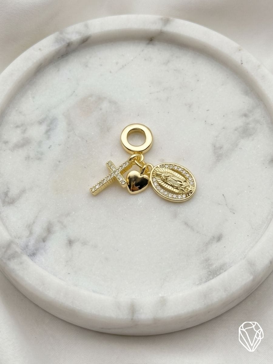 Dije Charm Devoción — Oro Laminado Americano | Varelis Joyería