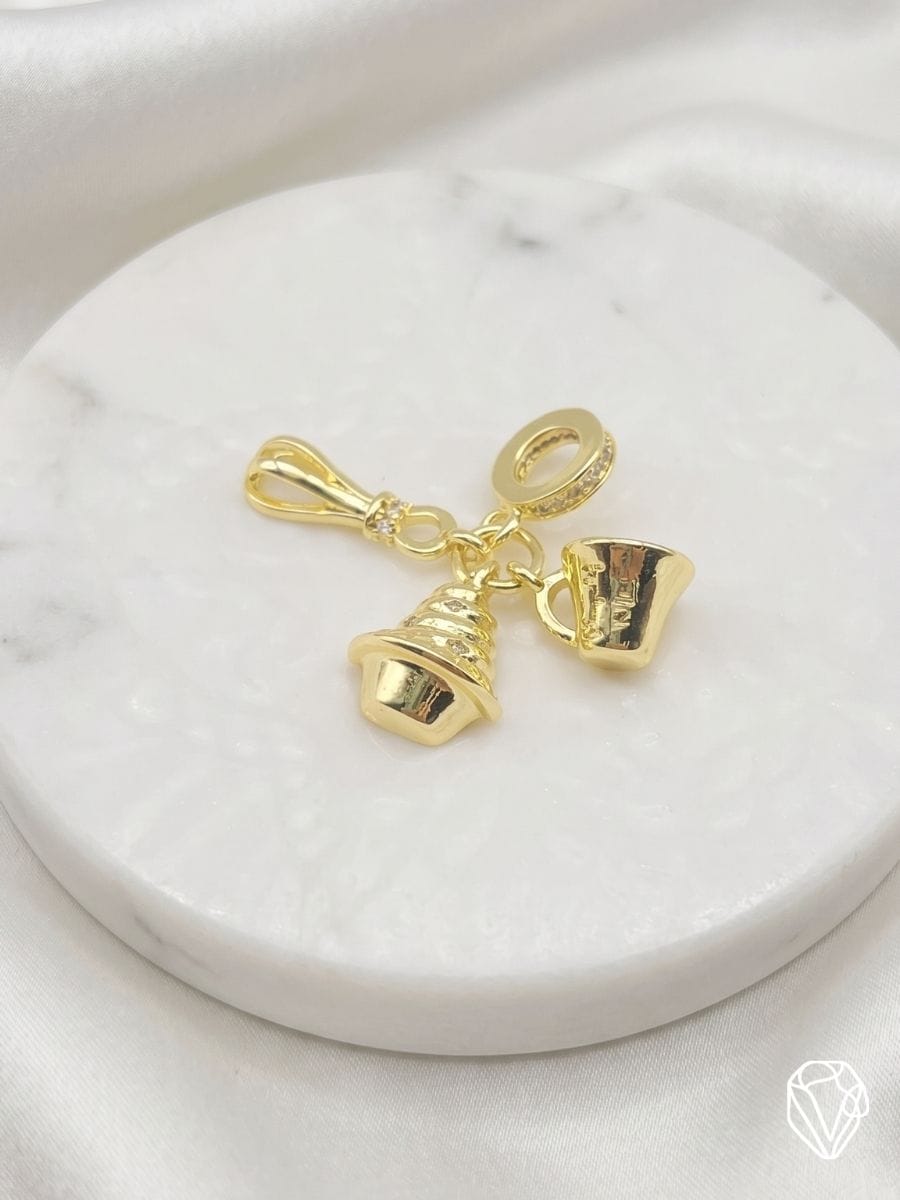 Dije Charm de Colección "Sweet Moments" — Oro Laminado Americano | Varelis Joyería