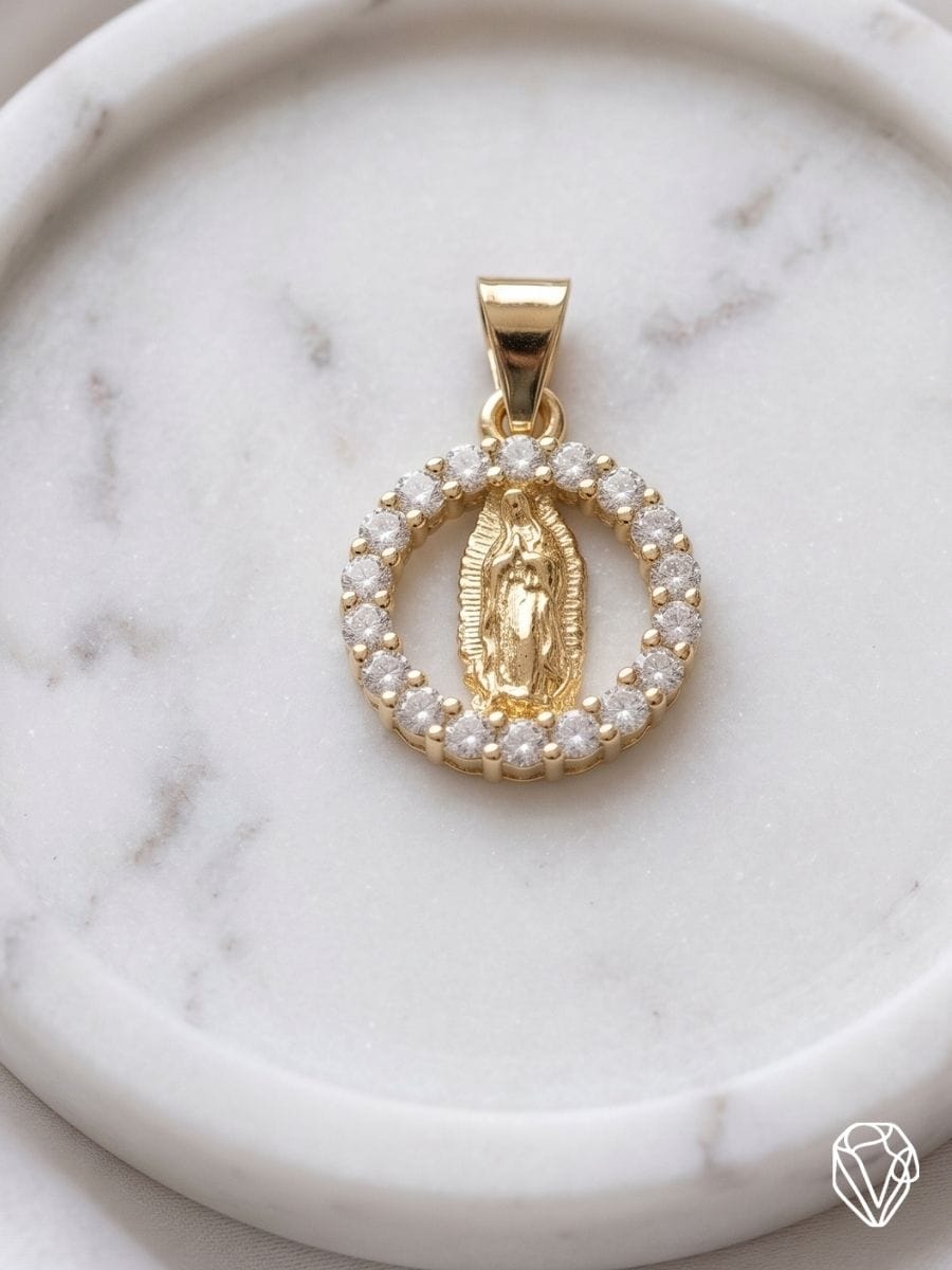 Dije Medallón de la Virgen en Círculo de Circonias — Oro Laminado Americano | Varelis